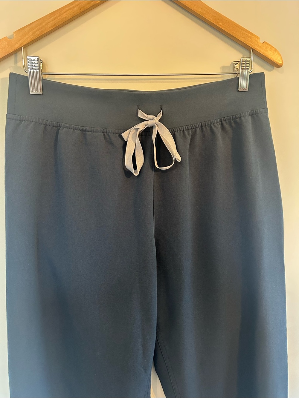 Figs Navy Scrubs Technical Collection M/T Jogger Pants with Contrast Drawstring - Picture 2 of 5